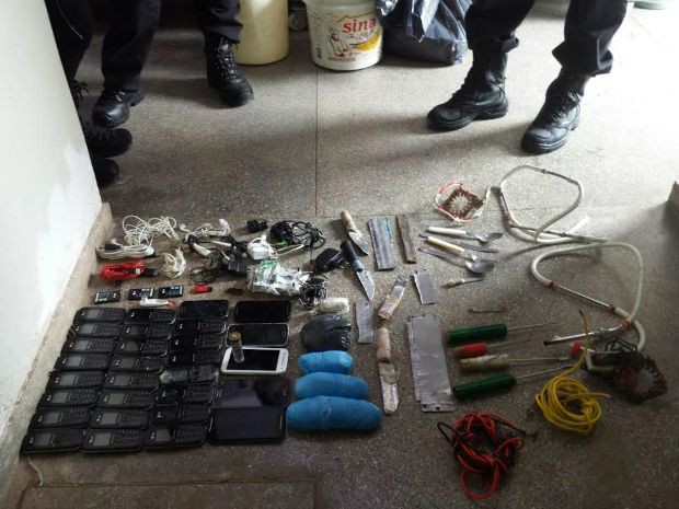 Agentes evitam fuga de presos e apreendem chuços e celulares Foto81871