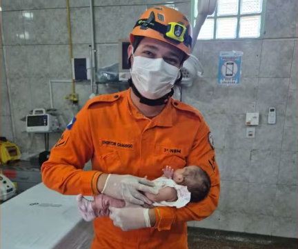 Recém-nascida é salva por bombeiros após engasgar durante amamentação Foto96754
