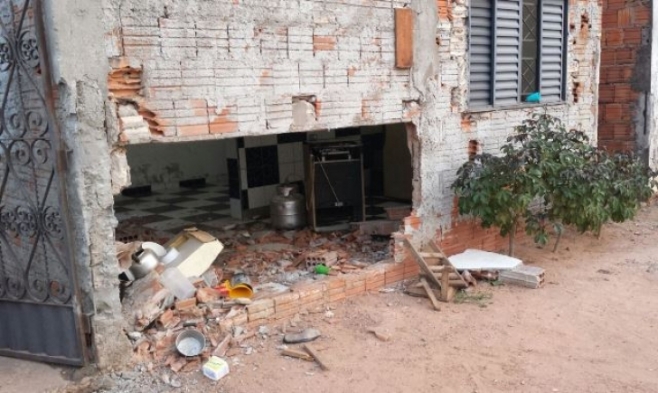 Motorista 'confunde' acelerador com freio e mata atropelada menina de 8 anos Foto77877
