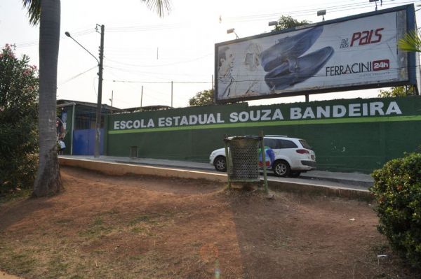 Pai de aluno invade escola e tenta cometer suicídio e é contido por funcionários Foto31010