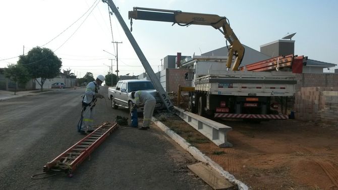 Caminhonete desgovernada atingi poste de iluminação e deixa moradores sem energia elétrica Foto54312
