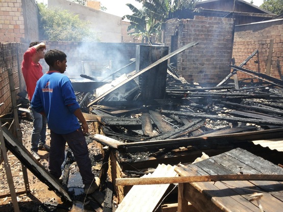Pane elétrica provoca incêndio e residência de madeira é destruída em Sorriso Foto35827