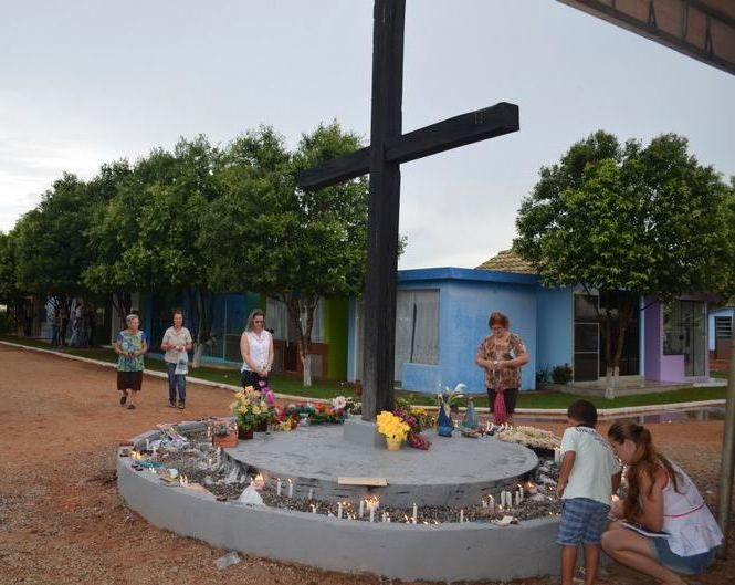 Dia de Finados atrai centenas de visitantes ao cemitério de Nova Ubiratã Foto22006