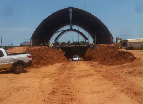 Parede de silo desaba e trabalhador é soterrado em obra de armazém de grãos Foto27320