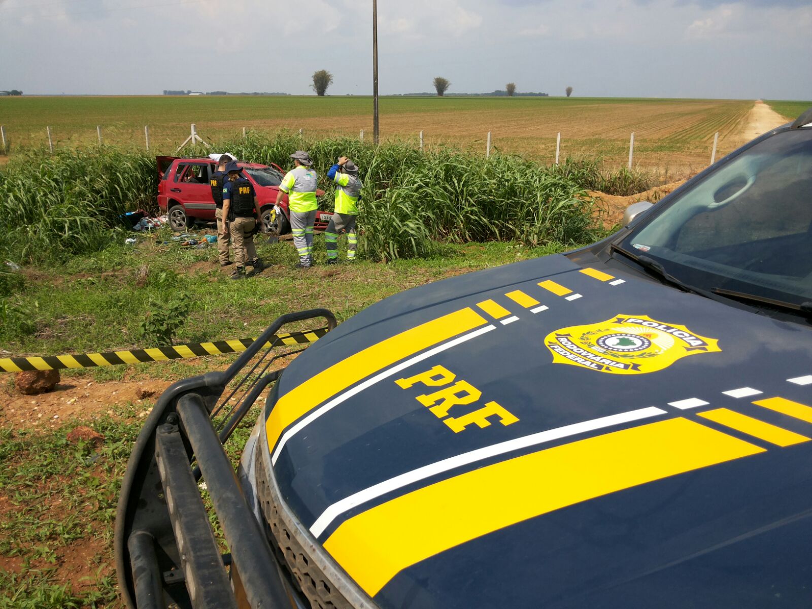 Acidente com veículo de passeio na BR-163 deixa uma pessoa morta e outras duas feridas Foto924