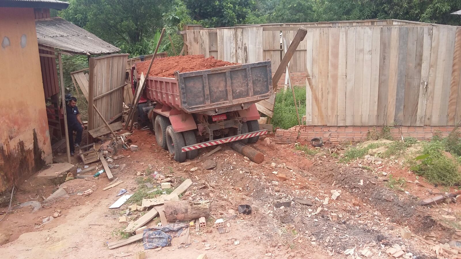 Caminhão desgovernado desce ladeira e destrói residência em Sorriso Foto14519
