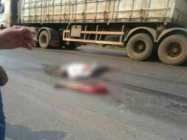 Idoso tem perna arrancada, e morre após ser atropelado por carreta em BR de MT Foto96085