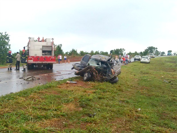 Acidente entre veículo de passeio e caminhão na MT-130 deixa 03 vitimas fatais Foto638