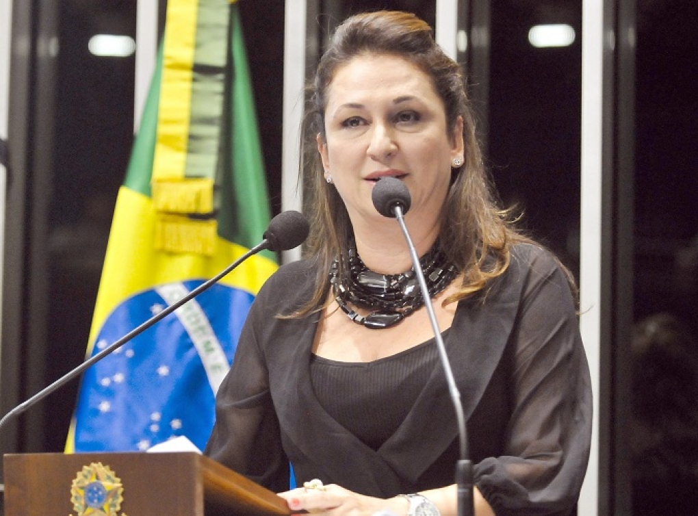 Ministra do PT se irrita com suposta cantada e joga vinho em rosto de senador do PSDB Foto85314