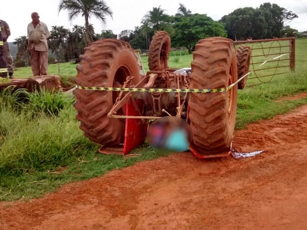 Homem morre ao ser esmagado pelo trator que dirigia, em Rio Verde Foto59269