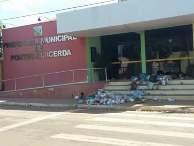 Sem coleta, moradores jogam lixo na sede da prefeitura de cidade de MT Foto36050