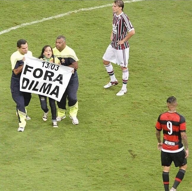 Torcedora invade campo durante FLA x Flu para protestar contra corrupção Foto46790