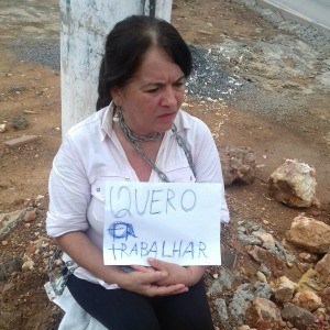 Ambulante proibida de vender lanche em avenida se acorrenta em poste Foto76500