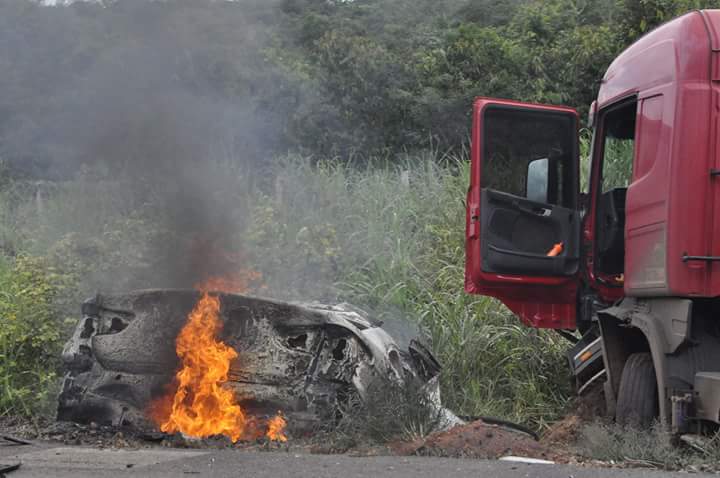 Vereadores de cidade de MT morrem após colidirem veículo oficial em carreta Foto47951