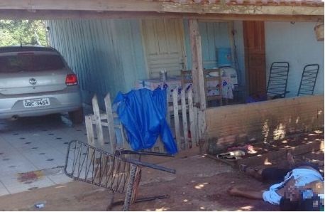 Casal é assassinado a tiros em sítio; vítimas morreram abraçadas Foto95720