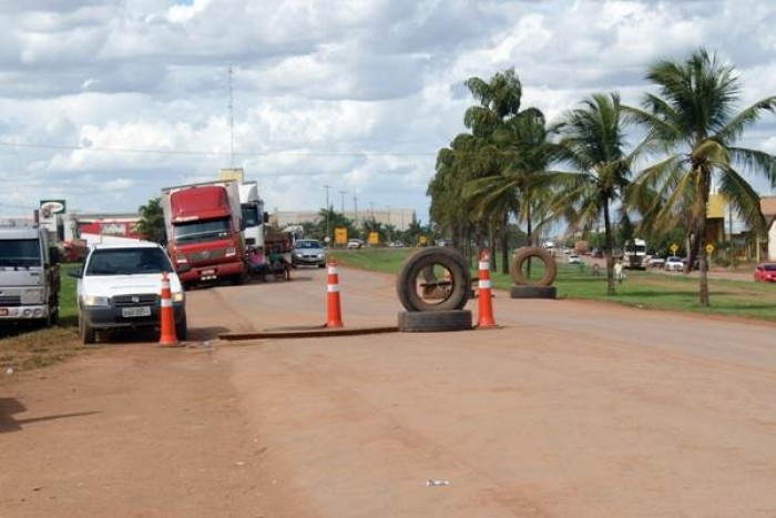Caminhoneiros de Lucas do Rio Verde interditam BR-163 em protesto ao “desgoverno” do PT Foto59402