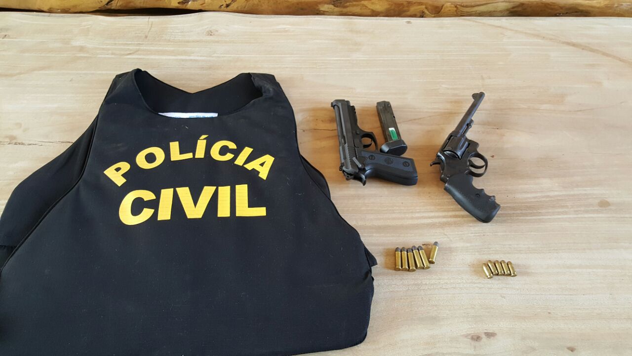 Assaltantes são presos com armas, explosivos e produtos roubados de residência Foto25553