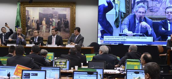 Em debate de 13 horas, 39 deputados defenderam o impeachment e 21 foram contra Foto79305