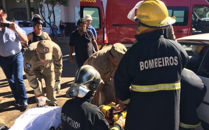 Carro com gestante e três crianças se envolve em grave acidente Foto77661