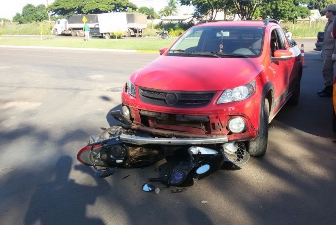 Motocicleta fica presa embaixo de carro, após se envolver em grave acidente no Jardim Itália Foto12018