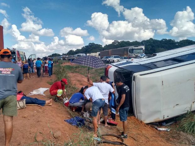 Ônibus que levava pacientes tomba em MT e deixa 40 pessoas feridas Foto83940