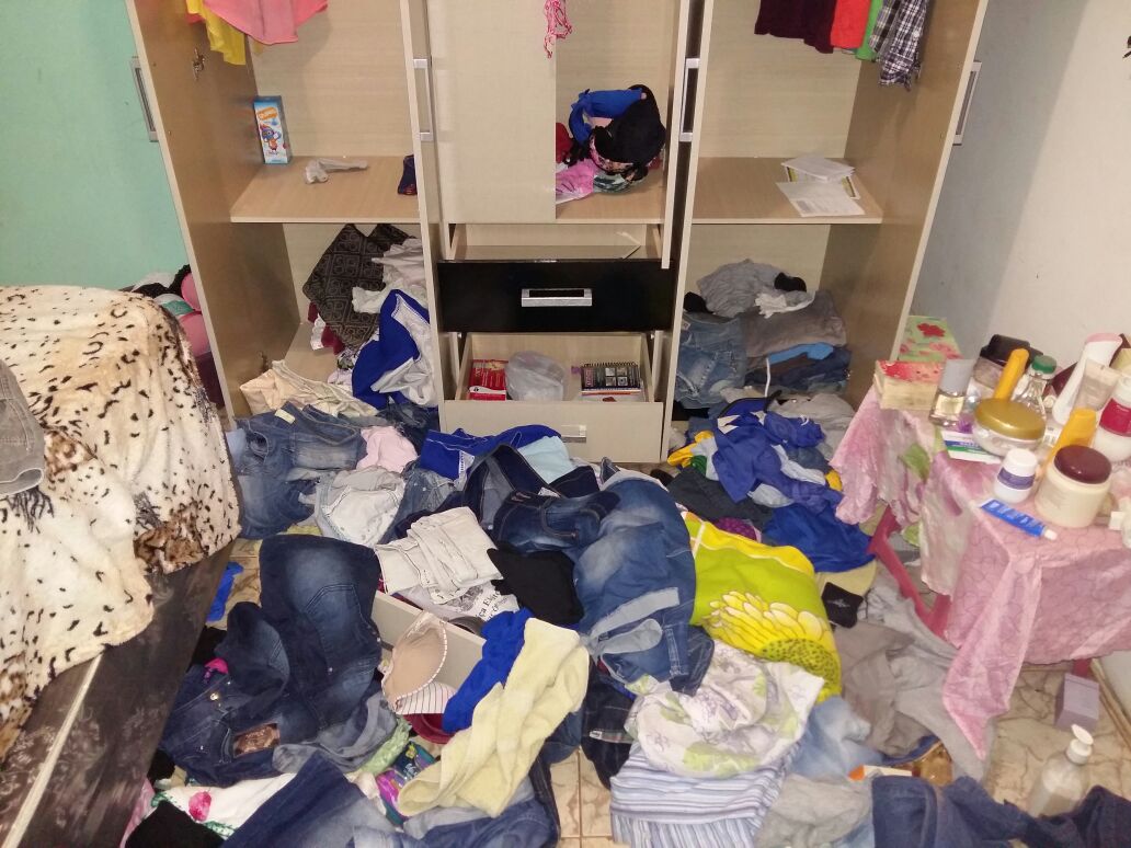 Ladrões fazem moradores reféns, bebem, comem e roubam imóvel Foto9186