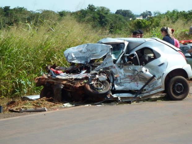 Carreta arrasta carro após ultrapassagem e 2 irmãos morrem Foto91863