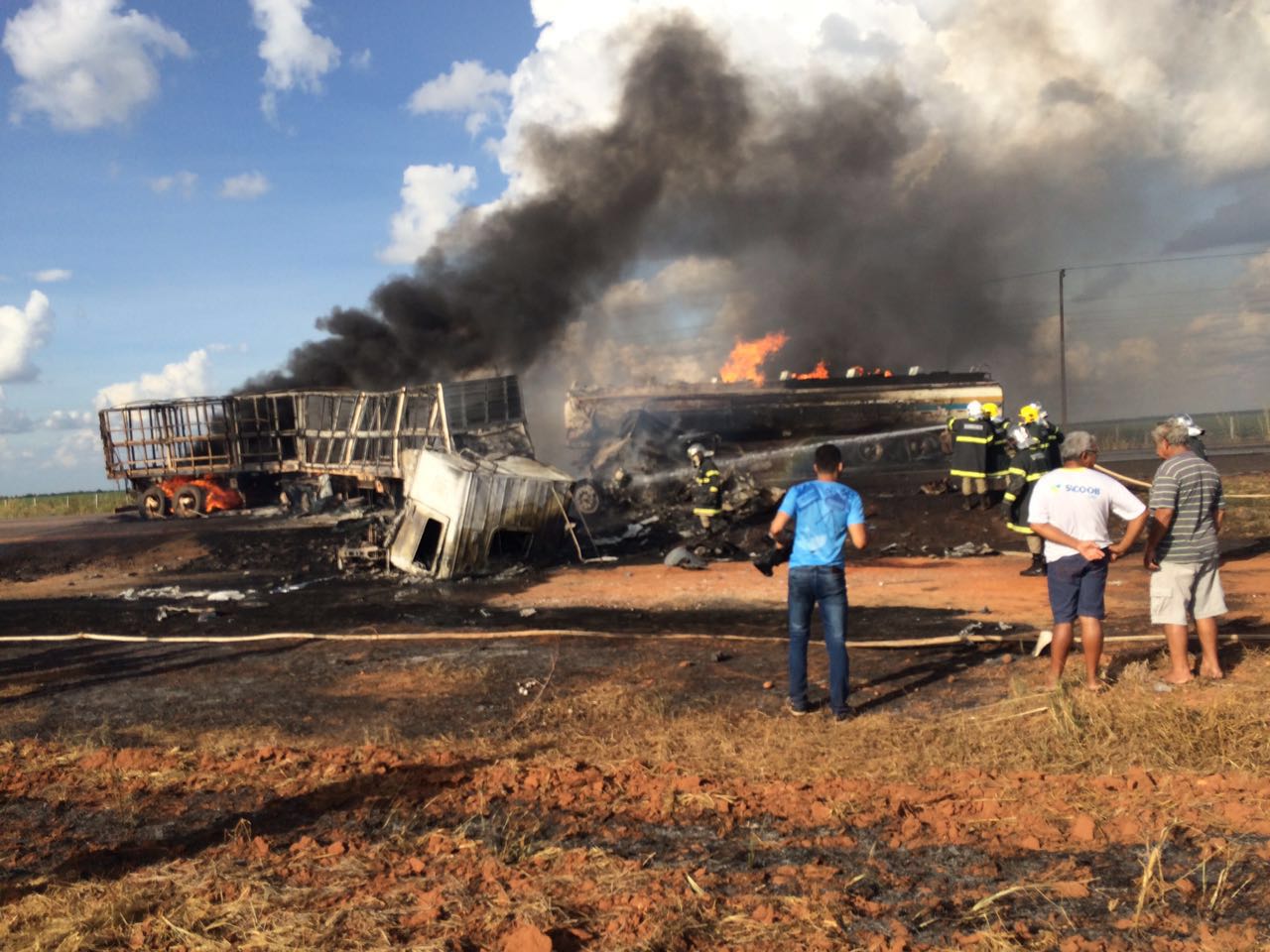 Carretas explodem após colisão frontal e motoristas morrem carbonizados na BR-163 Foto93802