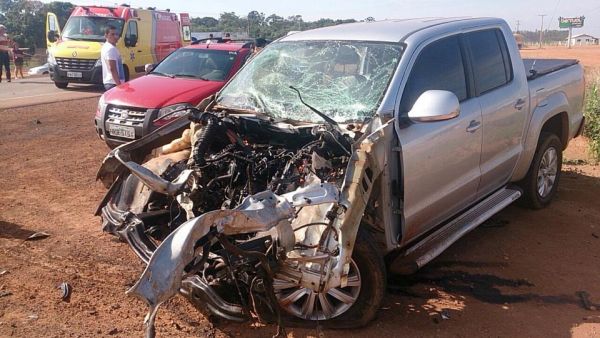 Acidente entre carreta e caminhonete deixa duas pessoas gravemente feridas Foto97279