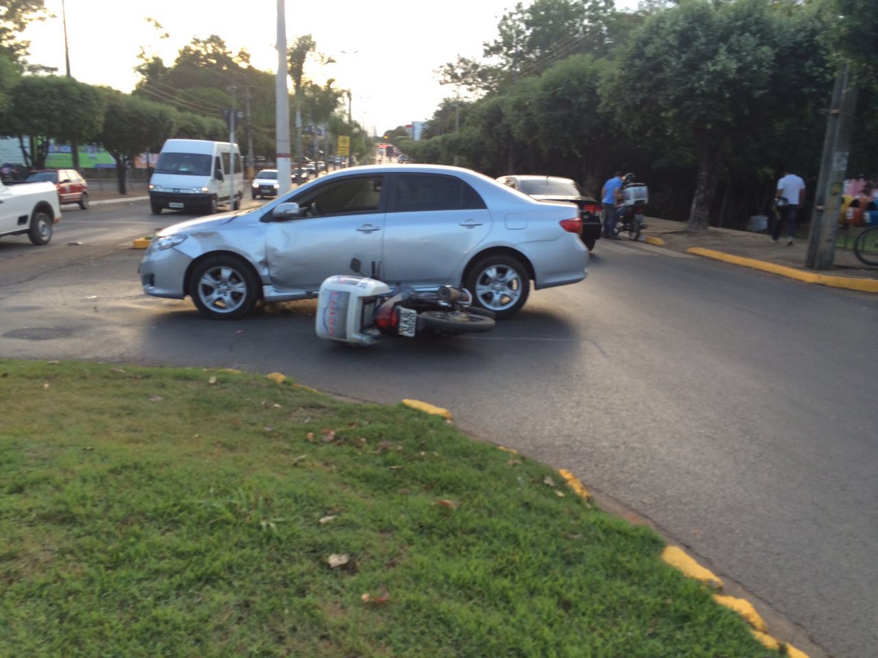 Veículo invade preferencial e é atingido por motocicleta no centro de Sorriso Foto41253