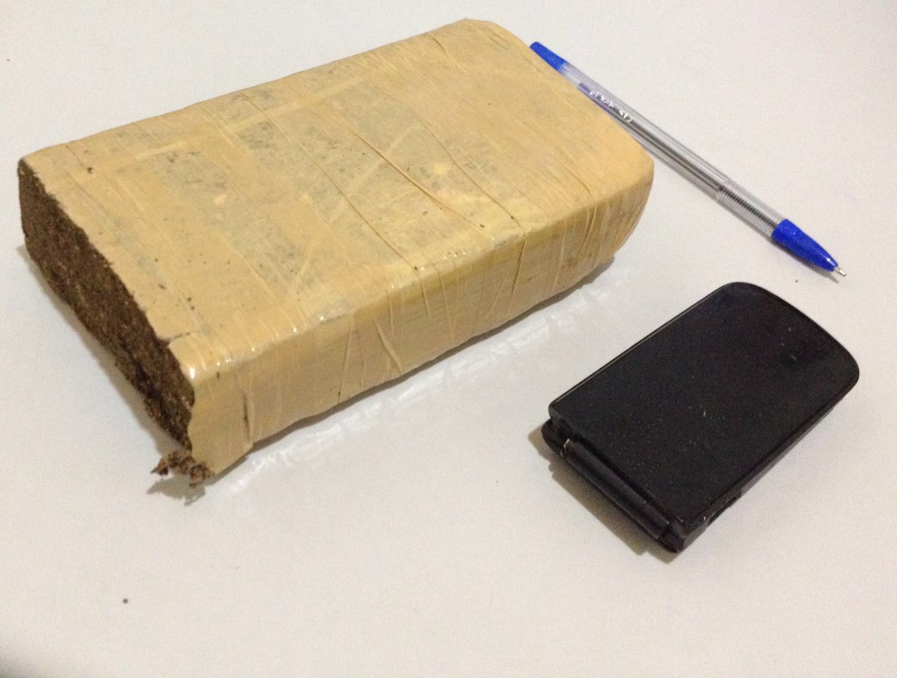 Jovem com mandado de prisão é preso em flagrante com tablete de maconha Foto29603