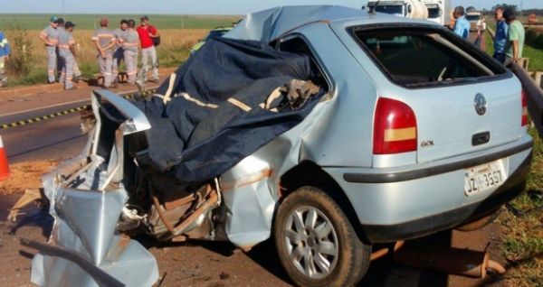 Um morre e três ficam feridos após dois veículos baterem de frente Foto68338