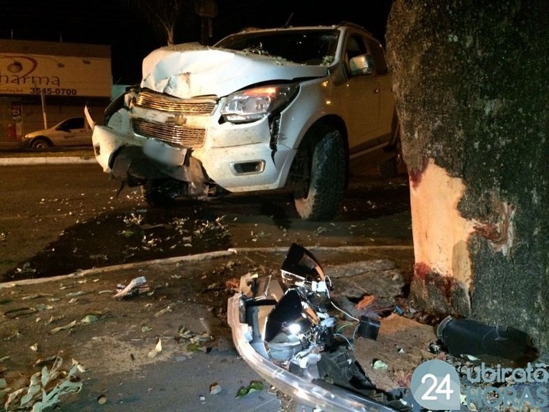 Condutor de caminhonete perde controle da direção e colide violentamente em árvore Foto68117