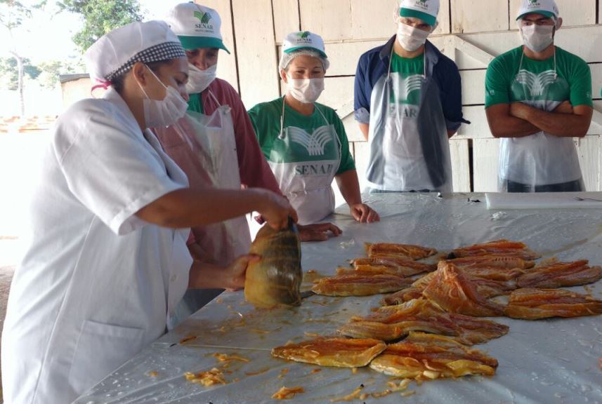 Moradores do Distrito de Piratininga recebem curso de processamento e beneficiamento de pescado Foto48645