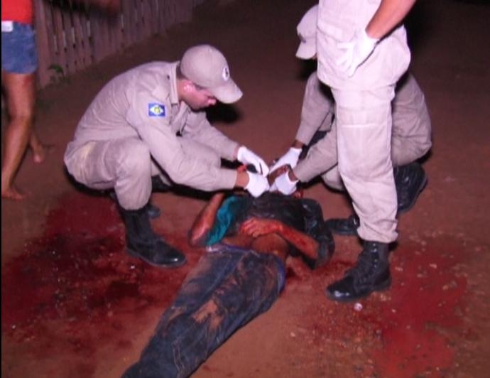 Homem é morto a golpes de faca Foto47053