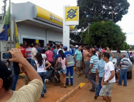 Bandidos fazem reféns e explodem caixas eletrônicos de agência em MT Foto24625