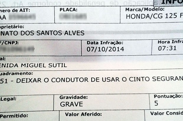 Motociclista é multado por não usar cinto de segurança Foto50815