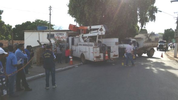 Caminhão descontrolado invade loja, bate em motocicleta e mata 2 pessoas Foto55905
