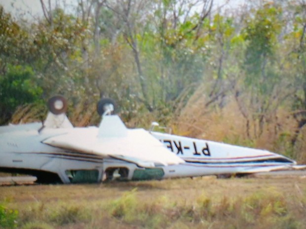 Avião fica de cabeça para baixo após pousar em aeroporto em MT Foto13717