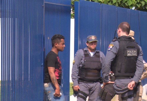 Homem ameça detonar granada em Cemeis: "vou explodir todo mundo" Foto3717