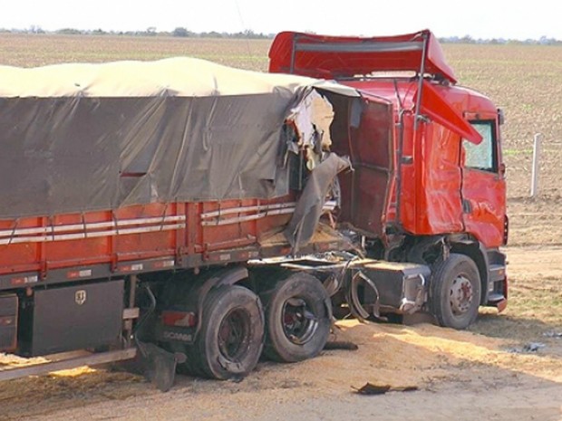 Acidente envolvendo quatro carretas deixa um ferido na BR-163 Foto31465