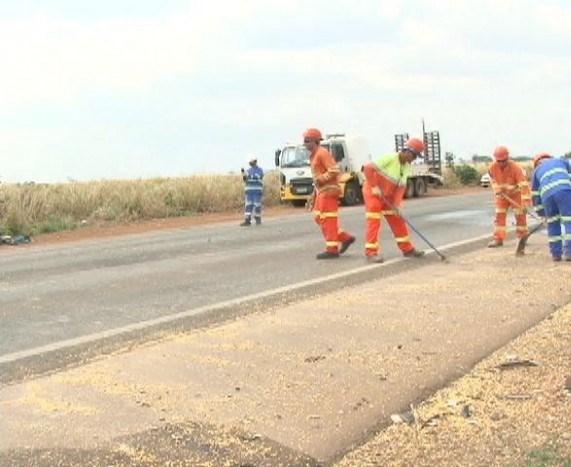 Colisão entre carretas e motocicleta deixa homem ferido Foto5733