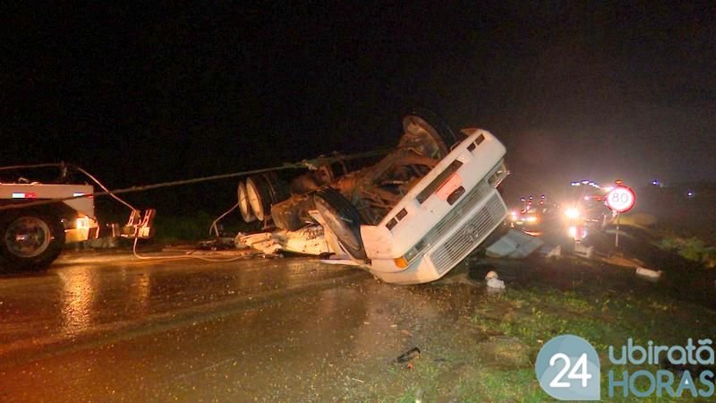 Carreta tomba na BR-163 em Sorriso e motorista é resgatado em estado grave Foto11645