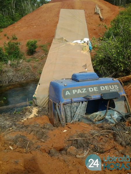 Caminhoneiro se perde em desvio e acaba caindo dentro de córrego na BR-242 Foto48829