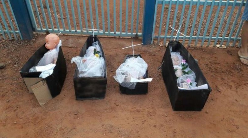 Caixões com bonecas são deixados em igrejas e assustam moradores Foto7022