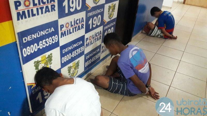 Jovens são detidos após serem flagrados vendendo droga em praça pública Foto12846