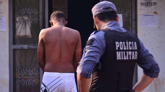 Ladrão passa 2 horas em bueiro e só se rende com a chegada da família Foto44878