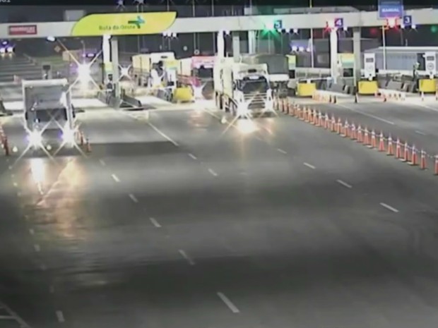 Imagens mostram caminhoneiros furando pedágios em rodovias de MT Foto22576