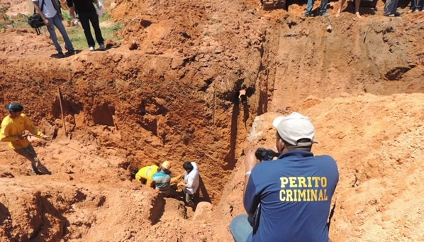 Trabalhadores morrem após serem soterrados em obras de esgoto Foto98727