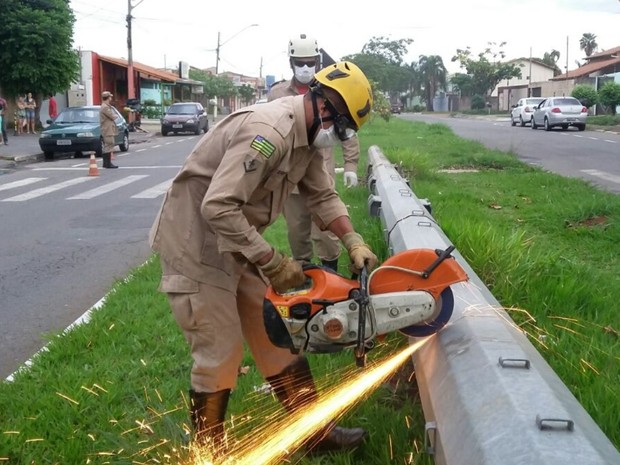 Corpo em decomposição é localizado dentro de poste em Goiânia Foto9525